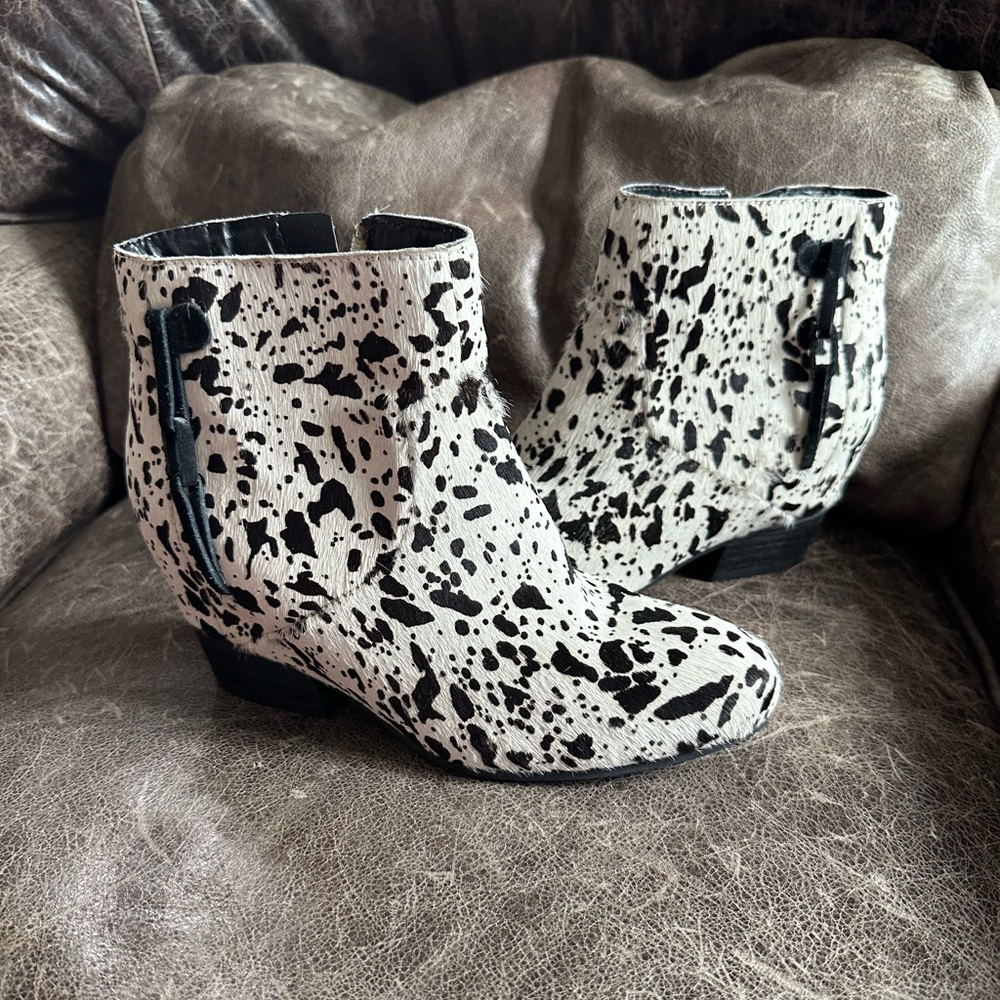 VGUC Very Volatile calf hair hidden wedge boots sz 7.5